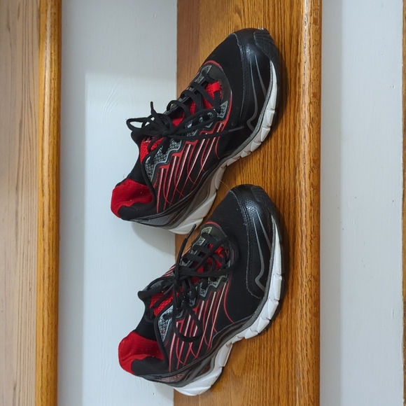 Fila men's running shoes size 11 black and red - Picture 2 of 8